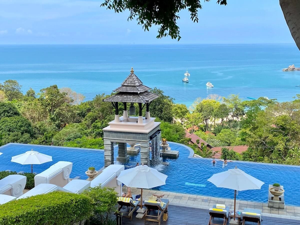 The resort space is comfortable and modern, offering relaxation for visitors 